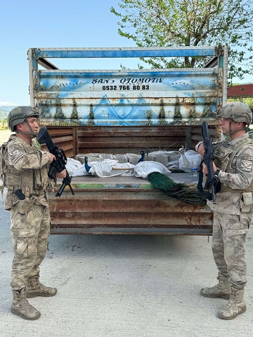 Jandarma Kaçak Geçirilmeye Çalışılan Tavus Kuşlarını Kontrol Noktasında Yakaladı 