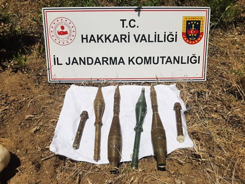 Jandarma PKK/KCK Silahlı Terör Örgütüne Ait Silah ve Malzeme Ele Geçirme