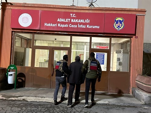 Hakkari Jandarmadan Aranan Şahıslara Operasyon