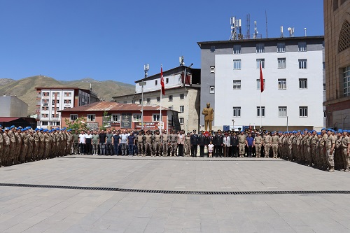 Hakkari Valiliği önündeki Atatürk Anıtına Çelenk Sunma Töreni 