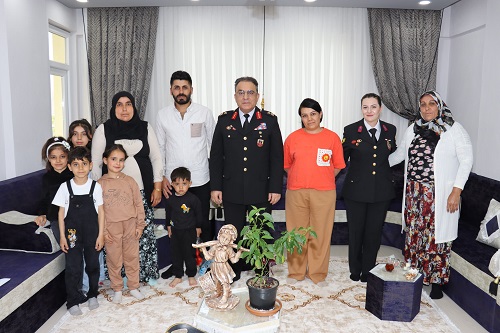 İl Jandarma Komutanından Anneler Gününde Şehit Annelerine Ziyaret